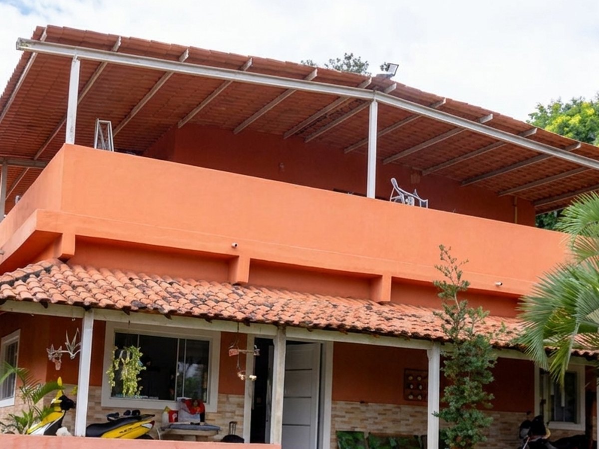 Casa principal, de dois andares, com varanda