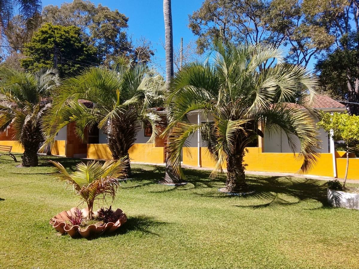 Chalés com varanda, de frente pro gramado